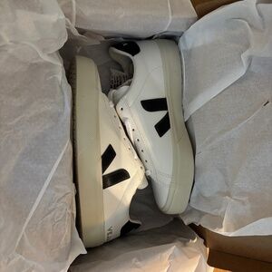 NIB Veja Campo Leather White Black Size 6